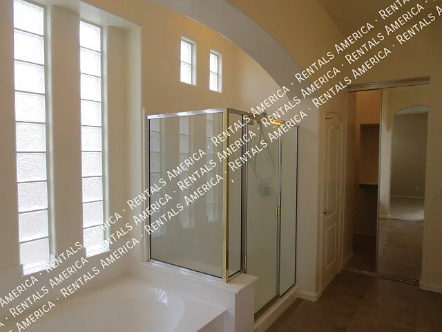 Beautiful 4 Bedroom in Coronado Ranch — Photo 4
