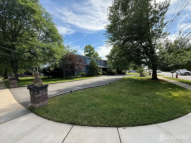 43 Jonathan Dr — Photo 5