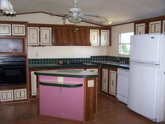 Large Kitchen has Island!