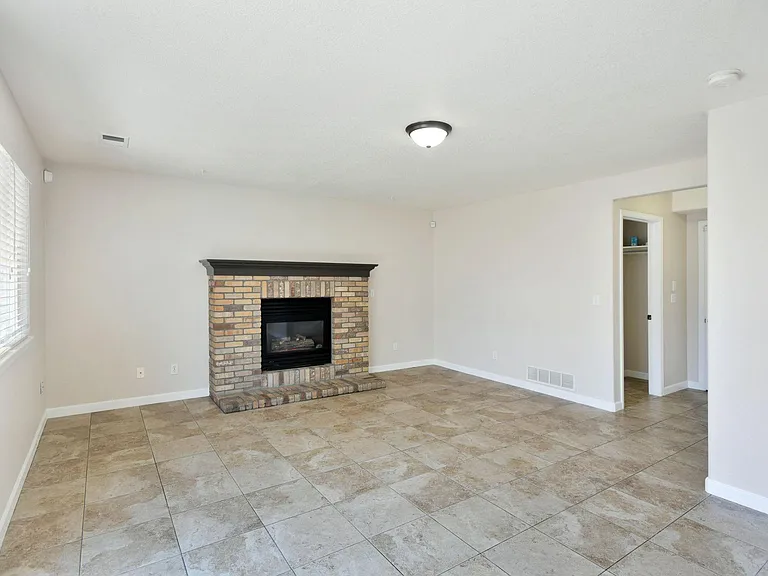 1194 Eagle Dr — Photo 11