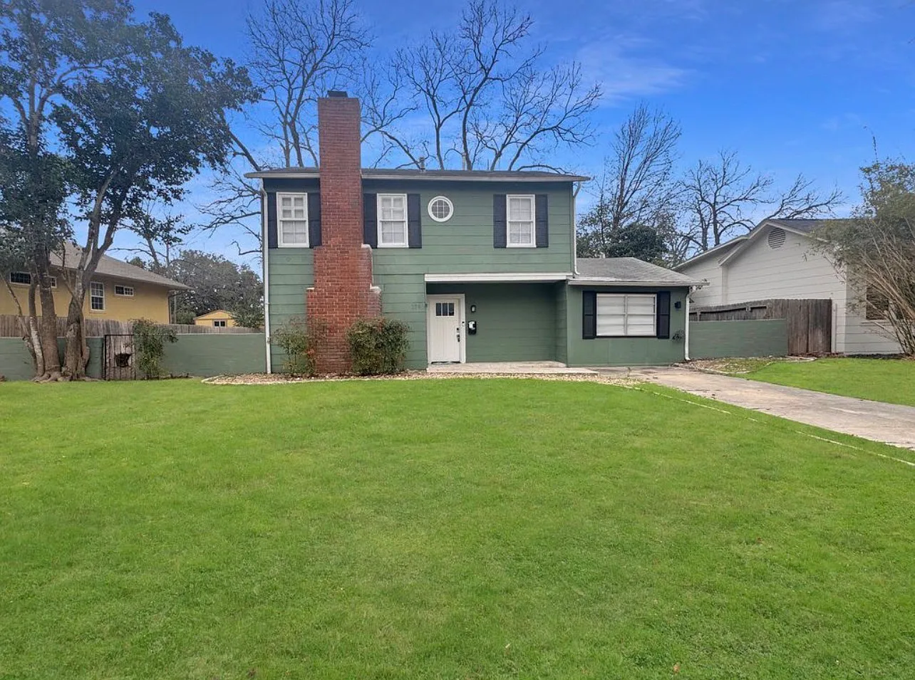 274 E Edgewood Pl — Photo 1