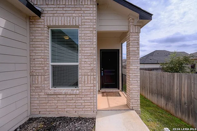 3 bed, 2.0 bath, 1242 sqft, $1,595 — Photo 3