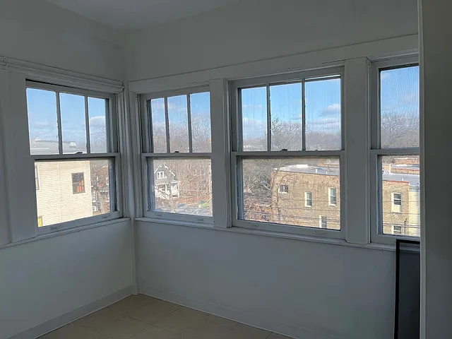 Rear sun room (not heated)