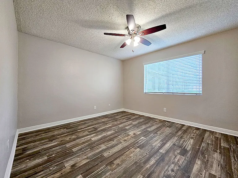 Sandalwood Apartments — Photo 29