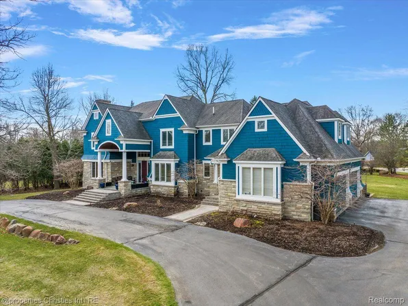 24811 Franklin Park Dr, Franklin, MI 48025