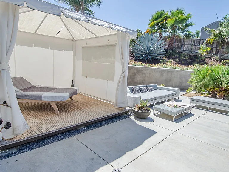 1072 Urania Ave — Photo 16