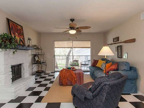 Cozy living w/lake view