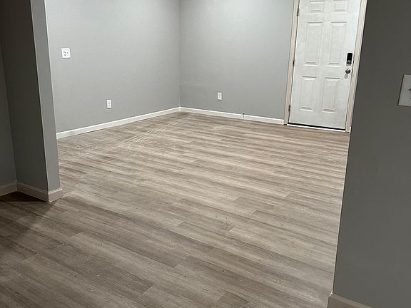 3rd image of 202 Oakwood Cir