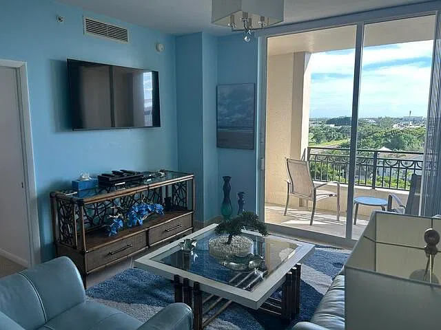 1 bed, 1.0 bath, 820 sqft, $4,800 — Photo 2