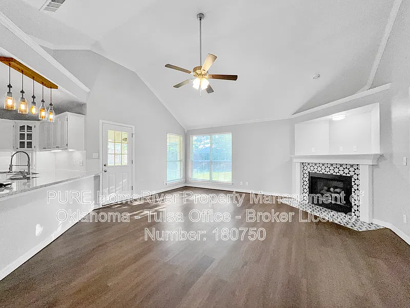 4 bed, 2.0 bath, 1697 sqft, $2,085 — Photo 2