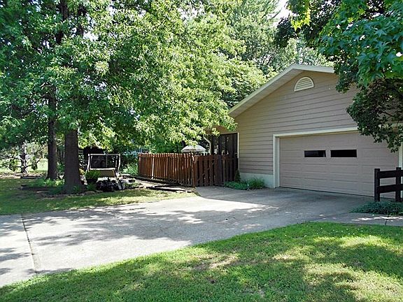 3rd image of 1001 Twin Lakes Dr