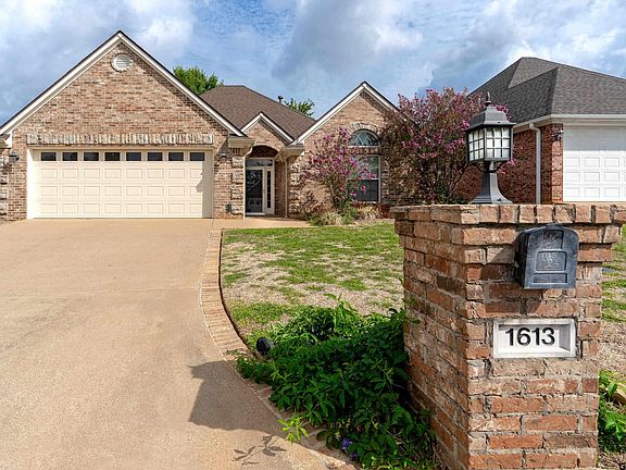 2nd image of 1613 Valley Brook Ln