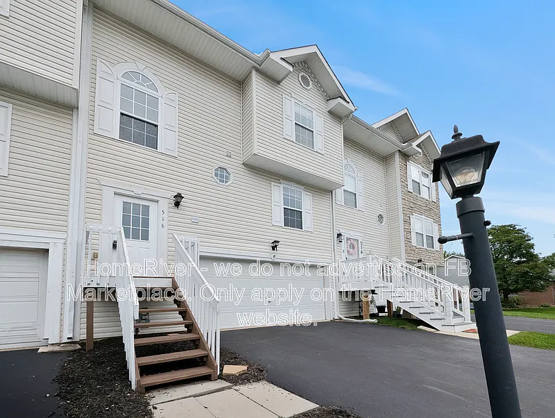 3 bed, 2.0 bath, 1779 sqft, $2,095 — Photo 2
