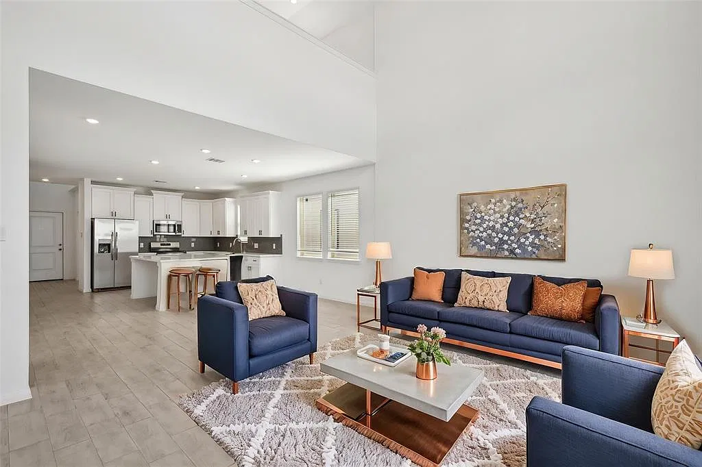 5 bed, 2815 sqft, $4,000 — Photo 2