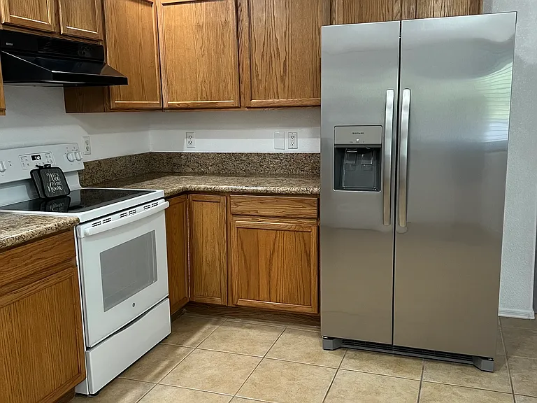 Brand new refridgerator with water & ice dispensers