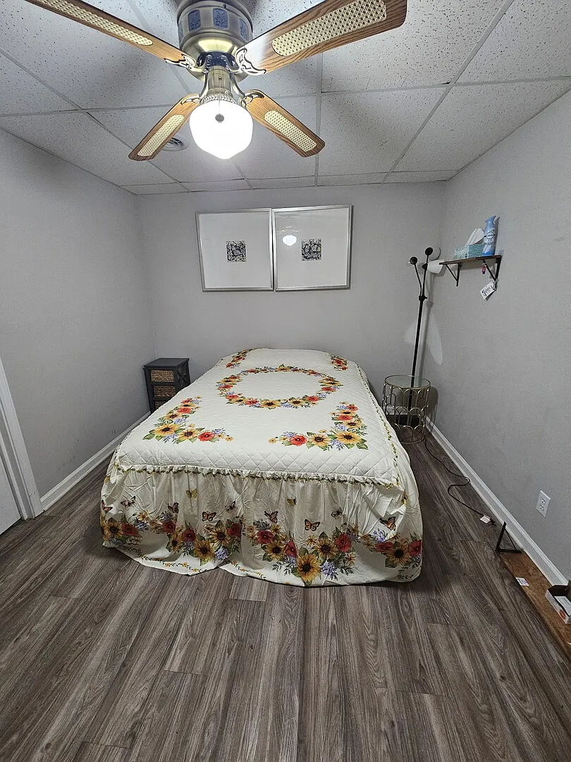 1 bed 1 bath fully furnished basement apartment — Photo 4