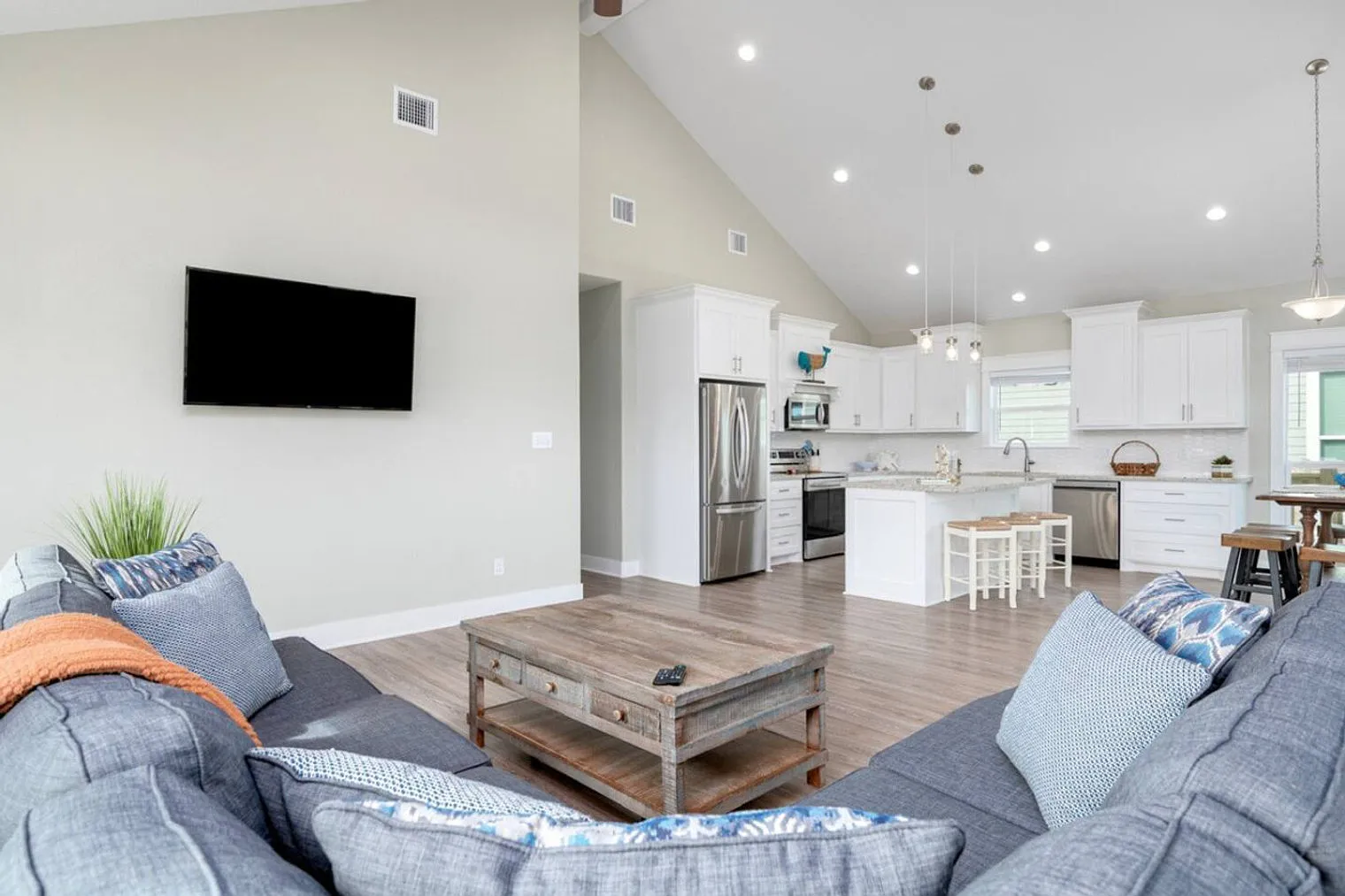 3 bed, 3.0 bath, 1517 sqft, $2,722 — Photo 4
