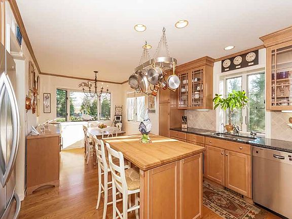 5_Kitchen with Dining Area_014-1371873-print