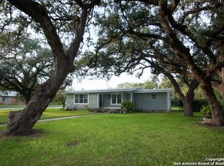 312 W Coker Ave, Devine, TX 78016