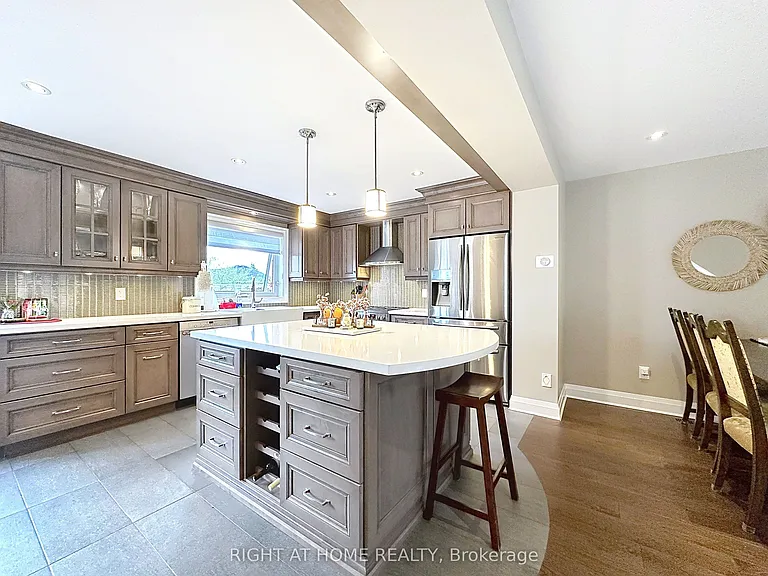 2547 Gill Cres — Photo 5