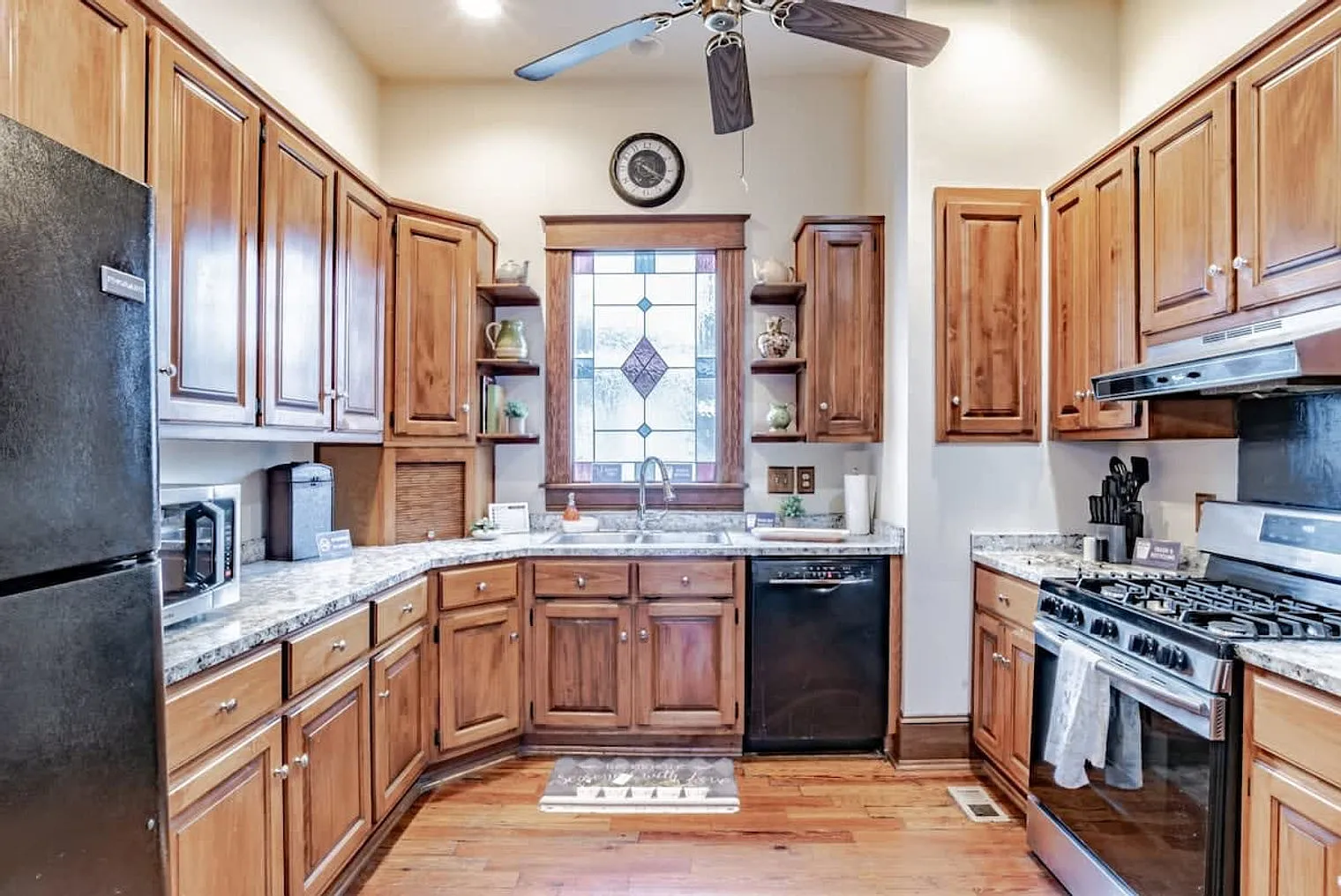 4 bed, 2.0 bath, 2723 sqft, $4,910 — Photo 3