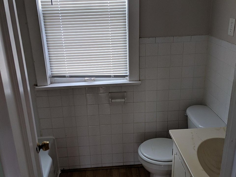 2nd image of 715 Kenwood Rd #1