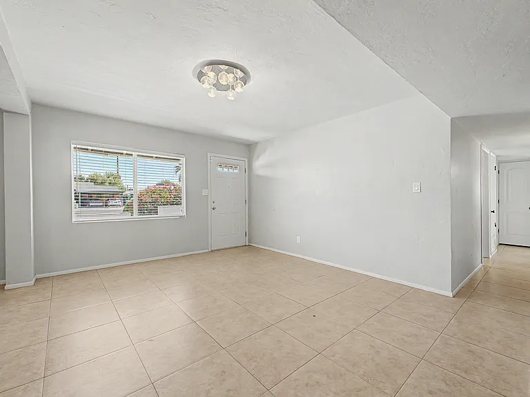 2514 E Campbell Ave — Photo 8
