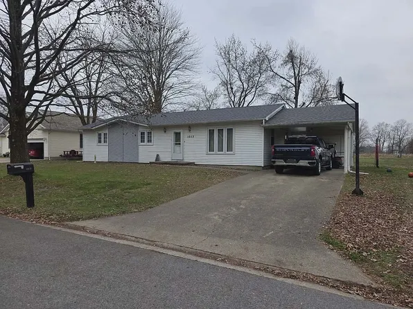 1013 S Locust St, Sesser, IL 62884