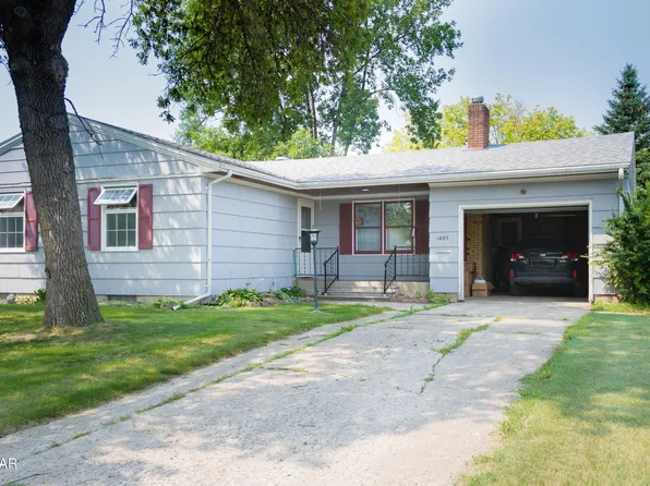 1405 Kittson Ave, Grafton, ND 58237