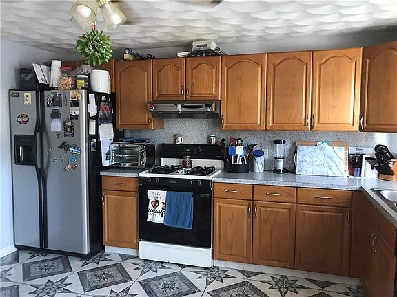 3rd image of 118 Hicks St