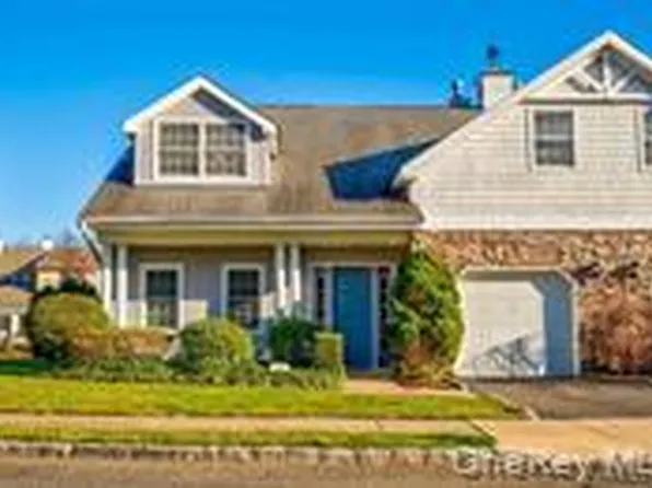 239 Pond View Dr, Pt Washington, NY 11050