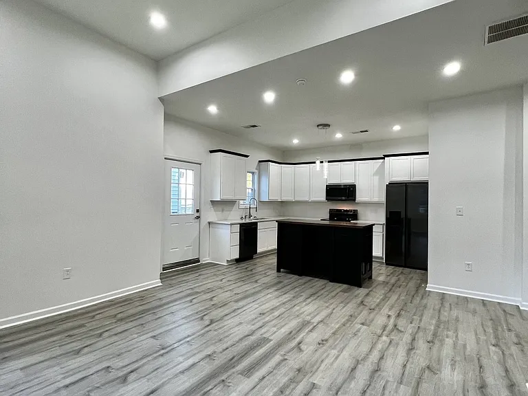 947 Clark St — Photo 10
