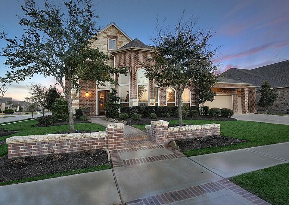 Beautiful curb appeal!