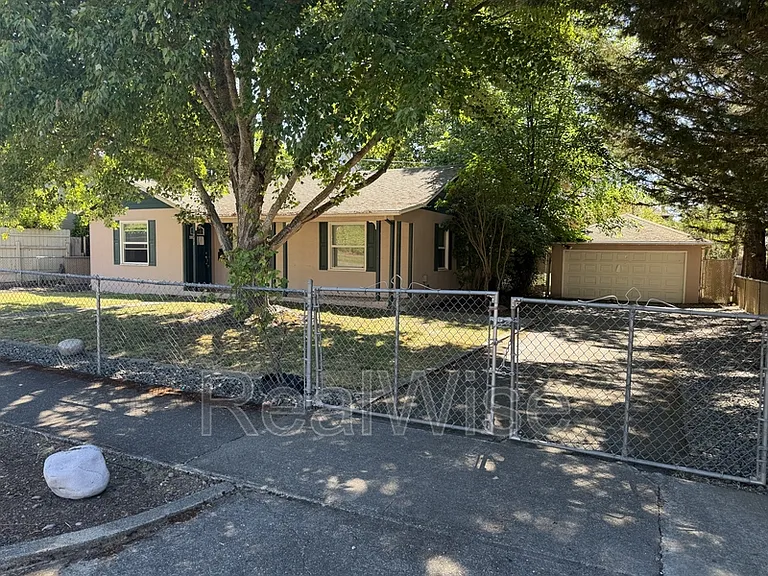 751 NW 5th St — Photo 4