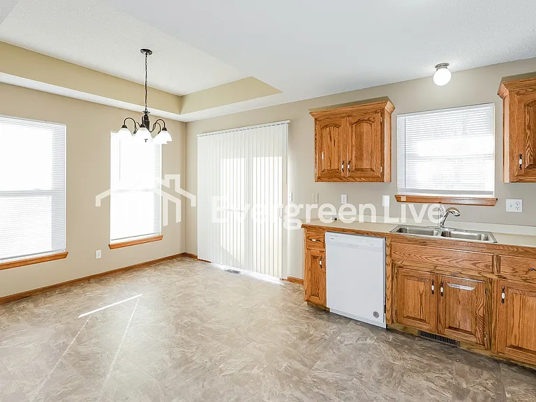 11024 N Kenwood Ave — Photo 5