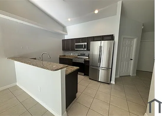 3 bed, 1214 sqft, $2,000 — Photo 3