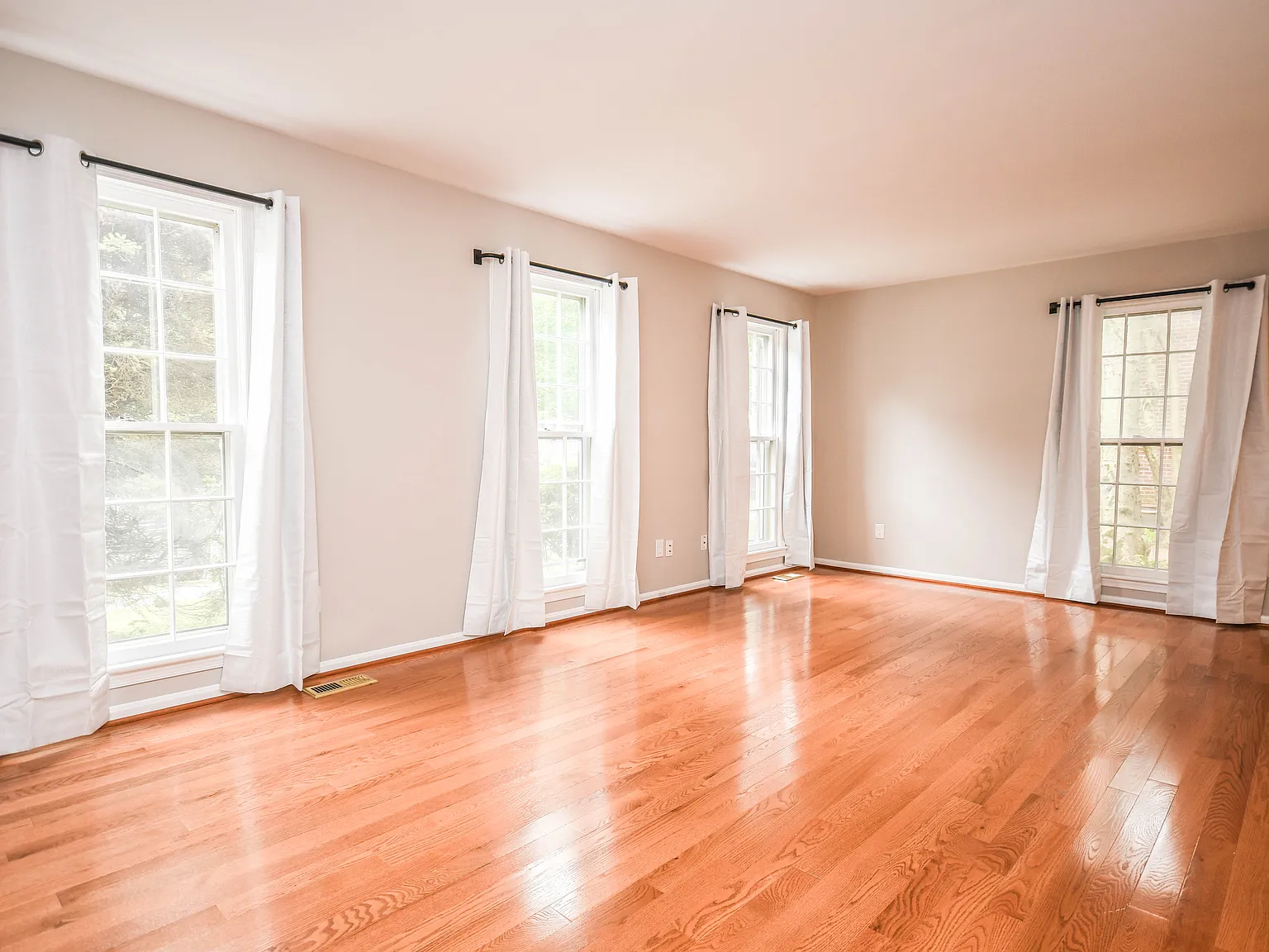 3 bed, 3.5 bath, 2376 sqft, $2,950 — Photo 2