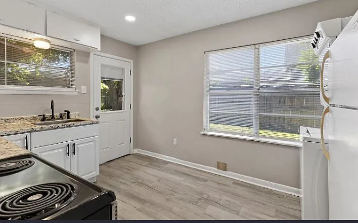 315 S Loving Ave — Photo 6