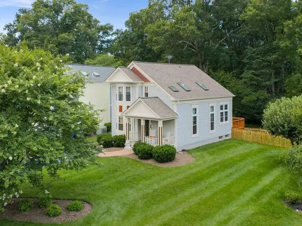 11 Ferguson Ct, Sterling, VA 20165