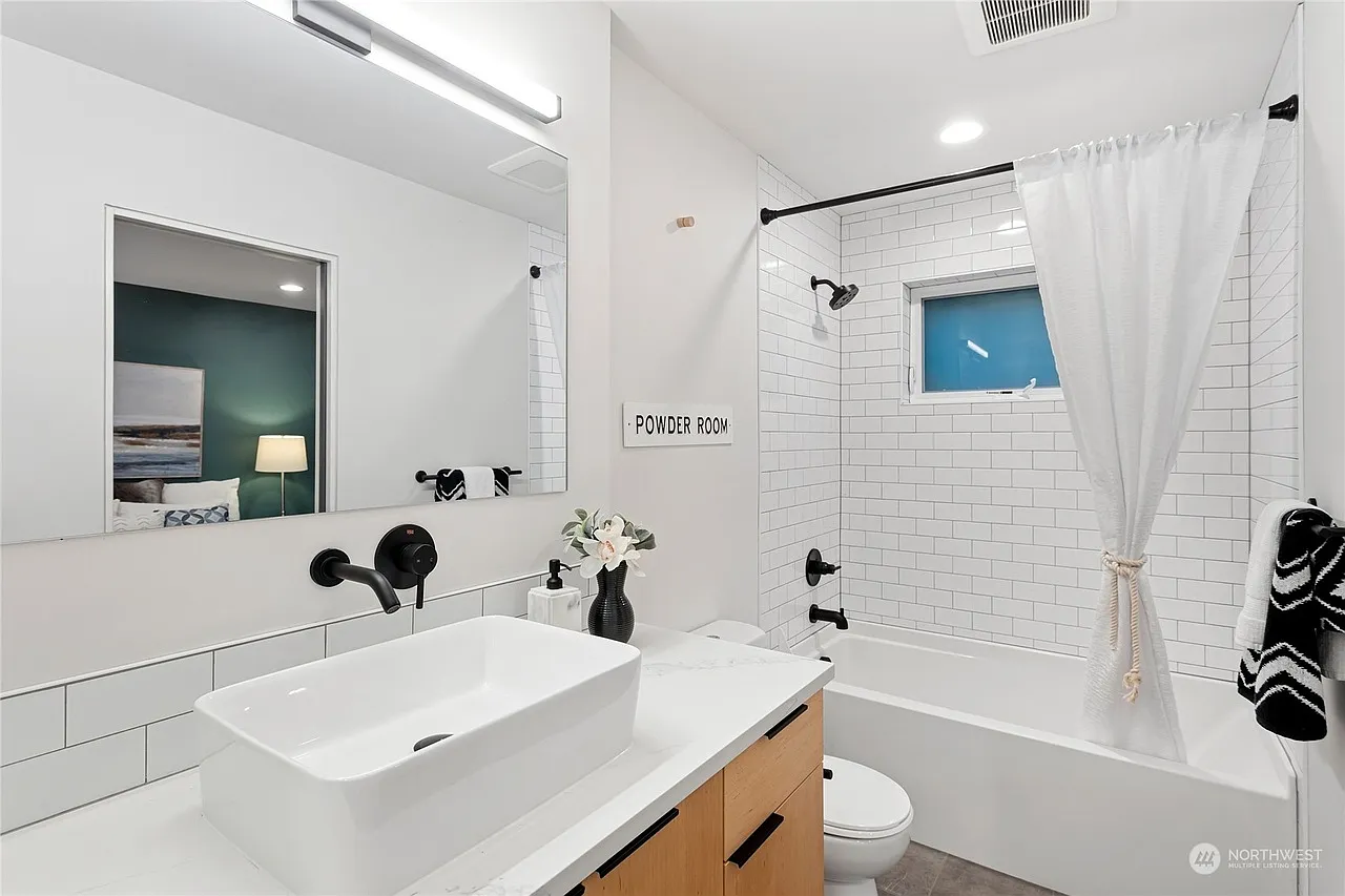 3 bed, 3.5 bath, 1352 sqft, $4,350 — Photo 3