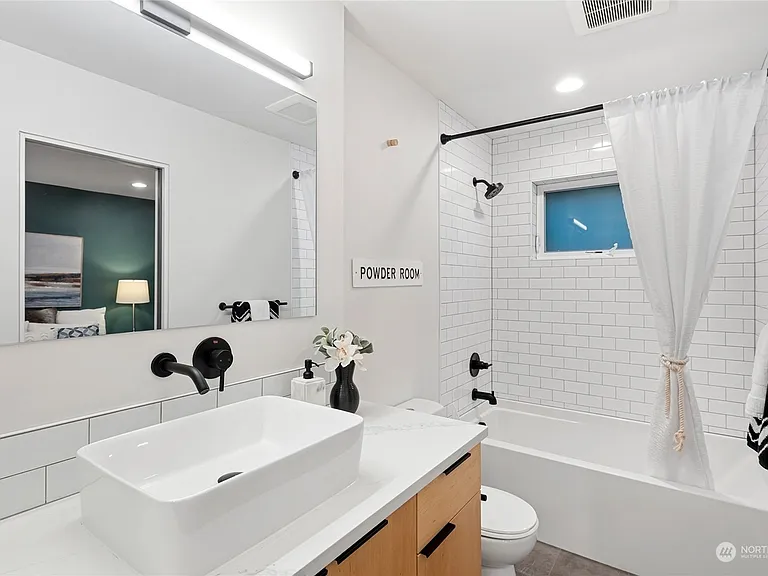 9711B Roosevelt Way NE #B — Photo 3
