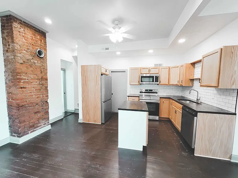 1104 Milton St — Photo 1