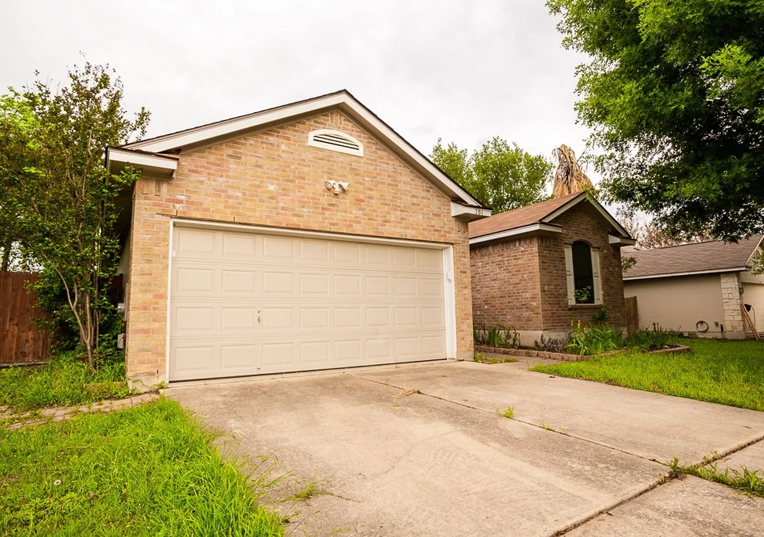3BR/2BA Hutto Home with 2-Car Garage & Fireplace! — Photo 2