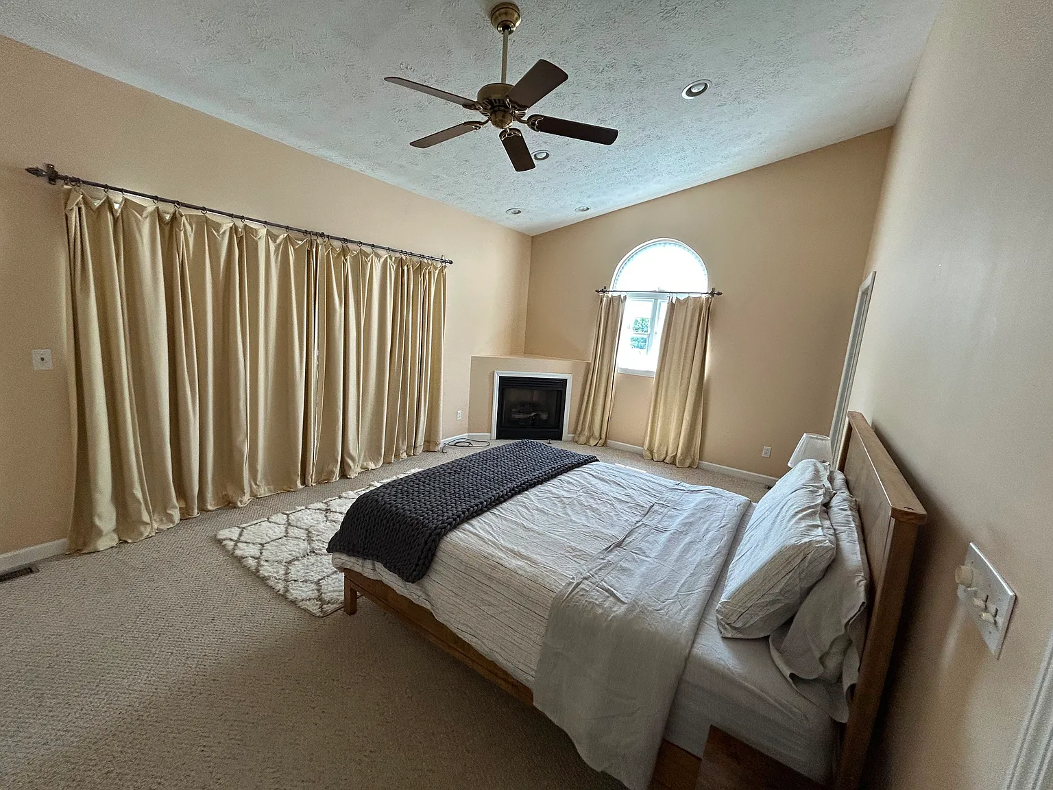 3 bed, 1760 sqft, $2,490 — Photo 2