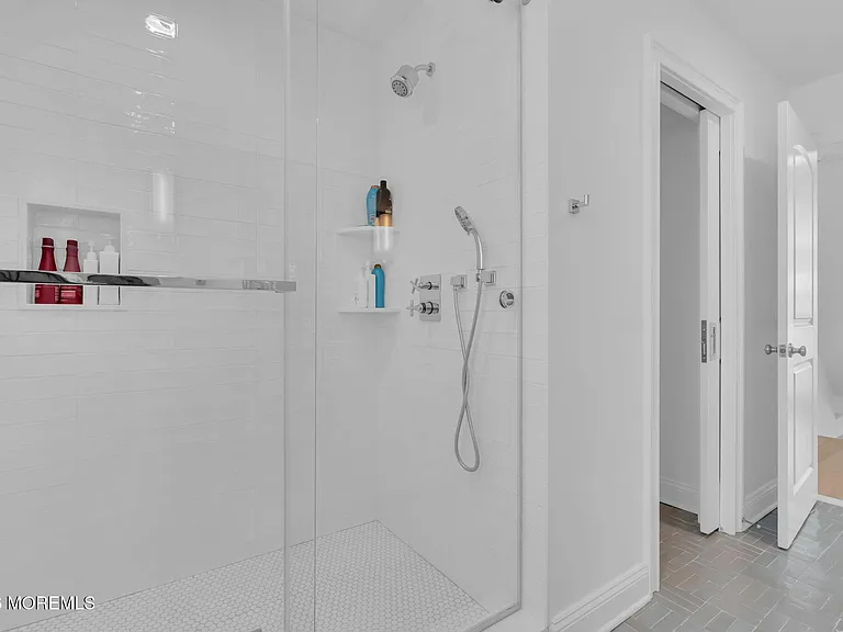 112 Sylvania Ave — Photo 44