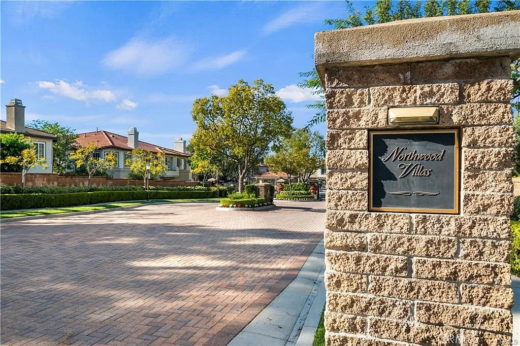 2 bed, 1291 sqft, $3,900 — Photo 1