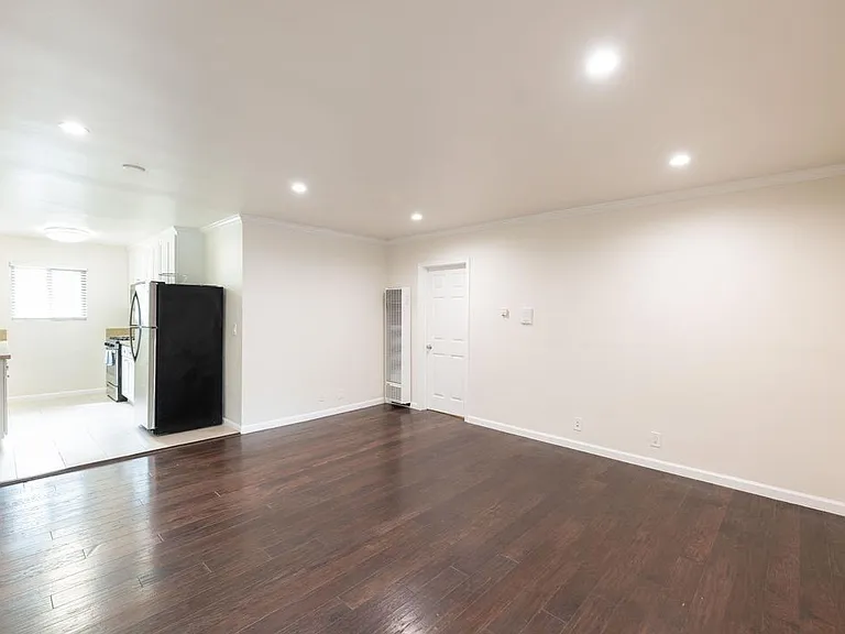 1222 W 39th St #16 — Photo 6