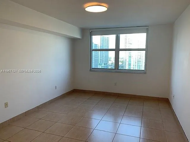 31 SE 5th St #5 — Photo 16