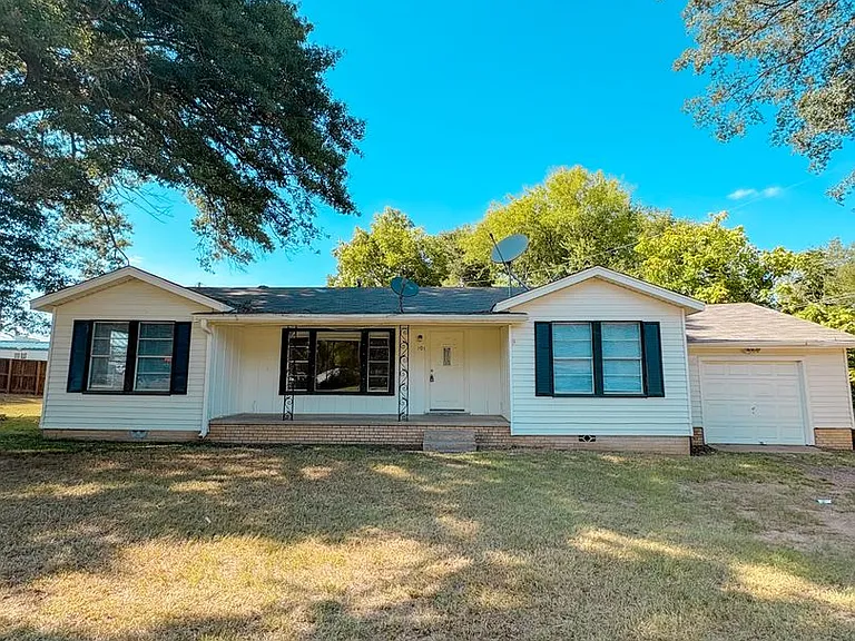 101 E Pirate Ave — Photo 1