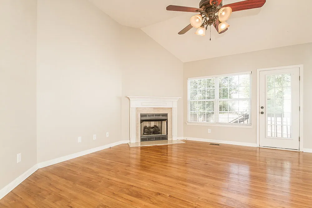 3 bed, 2.0 bath, 1268 sqft, $3,070 — Photo 3
